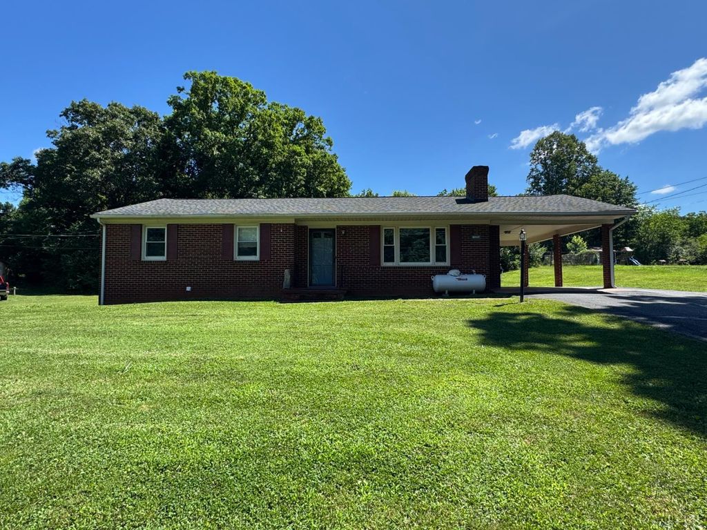 888 Oakville Road, Appomattox, VA 24522