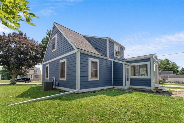 1136 N 8th AVENUE, West Bend, WI 53090