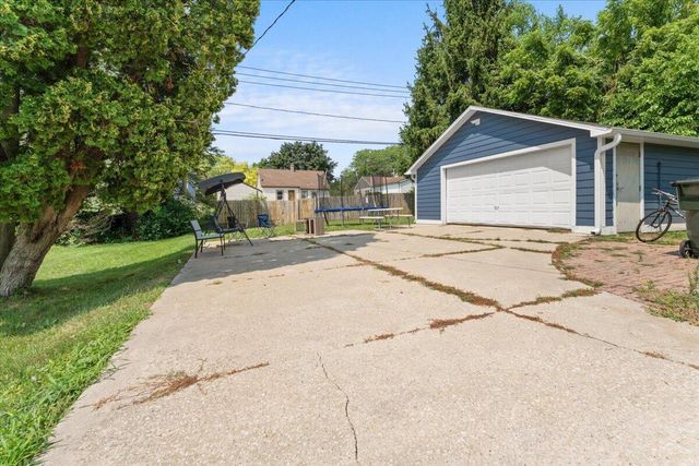 1136 N 8th AVENUE, West Bend, WI 53090