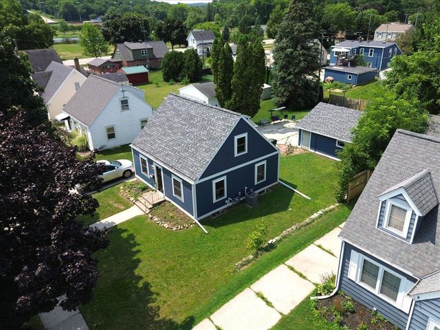 1136 N 8th AVENUE, West Bend, WI 53090
