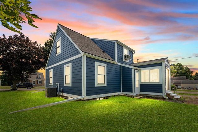 1136 N 8th AVENUE, West Bend, WI 53090