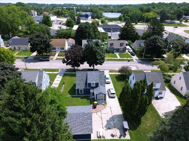 1136 N 8th AVENUE, West Bend, WI 53090