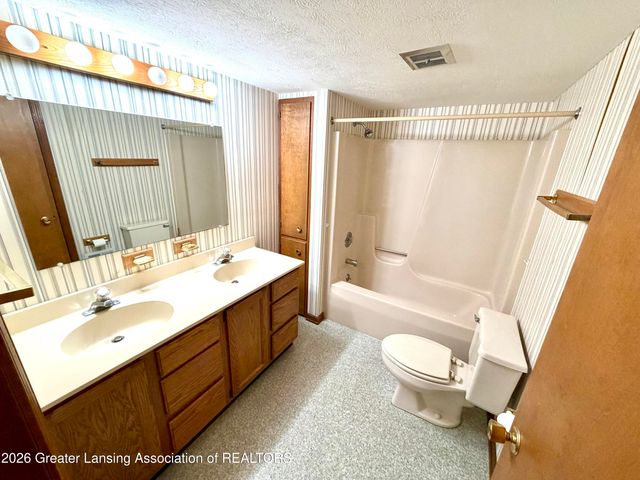 1114 Wolf Run Drive, Lansing, MI 48917