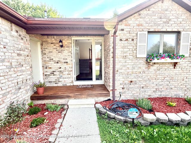 1114 Wolf Run Drive, Lansing, MI 48917