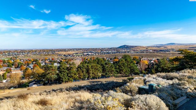 158 Meadow Hills Dr, Richland, WA 99352