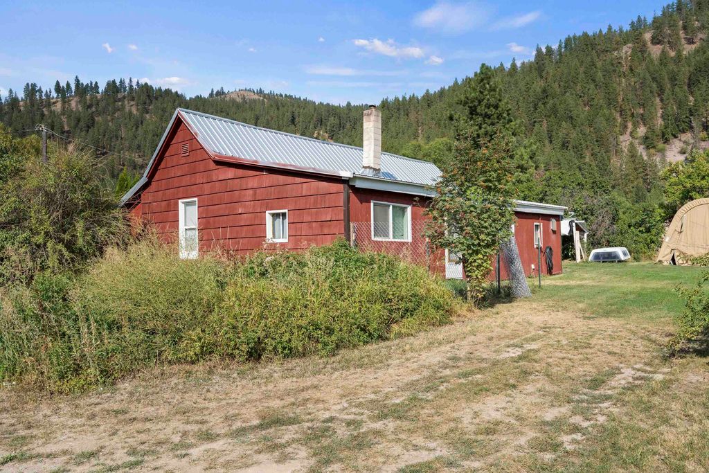 1395 East St, Addy, WA 99101