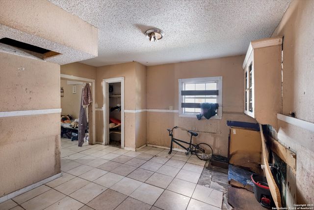 2925 W Commerce St, San Antonio, TX 78207