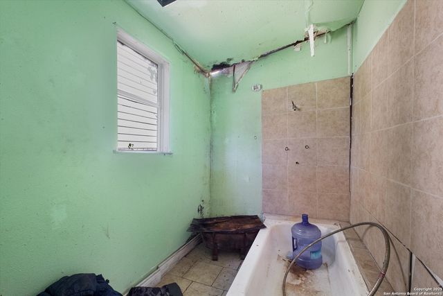 2925 W Commerce St, San Antonio, TX 78207