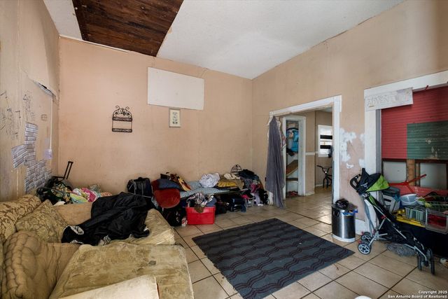 2925 W Commerce St, San Antonio, TX 78207