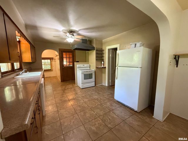 1312 W SYCAMORE Street, Carbondale, IL 62901