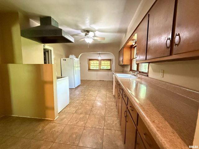 1312 W SYCAMORE Street, Carbondale, IL 62901