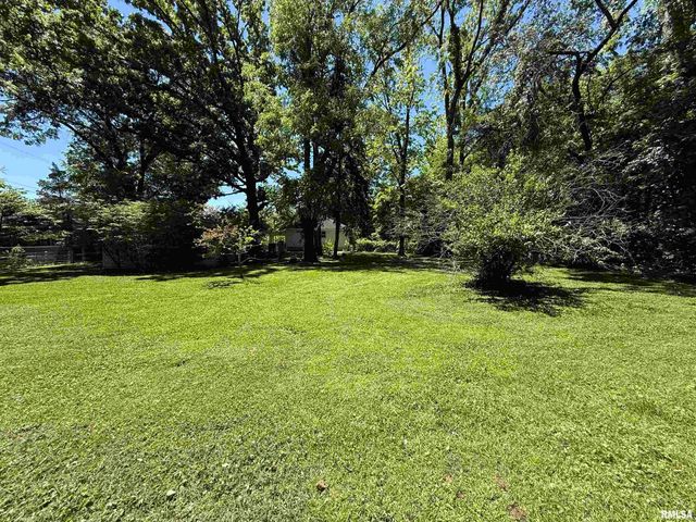 1312 W SYCAMORE Street, Carbondale, IL 62901