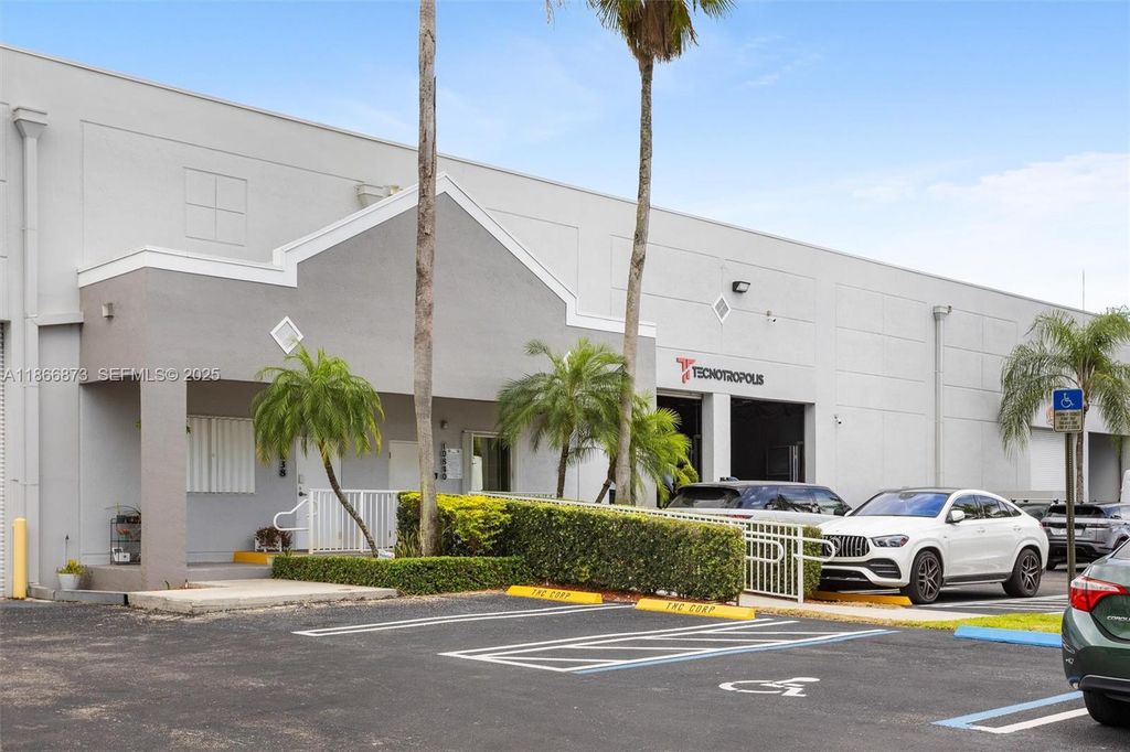 10840 NW 27th St, Doral, FL 33172