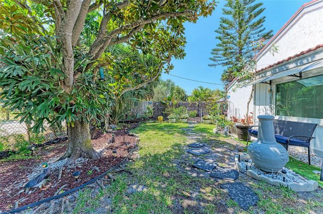 7236 LAS CASAS DR, Sarasota, FL 34243