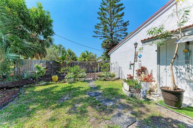 7236 LAS CASAS DR, Sarasota, FL 34243