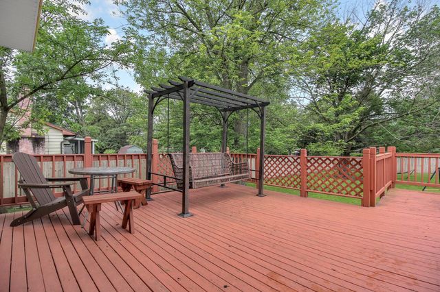 883 Mcnaughten Road, Columbus, OH 43213