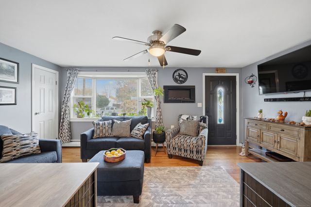 32 Magnolia Drive, Enfield, CT 06082