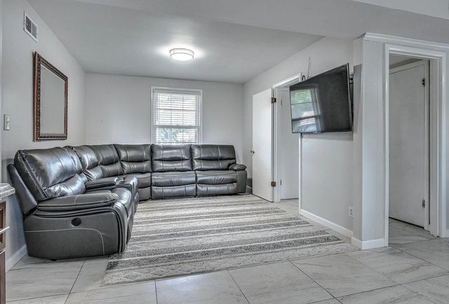 655 Harding Pl, Nashville, TN 37211