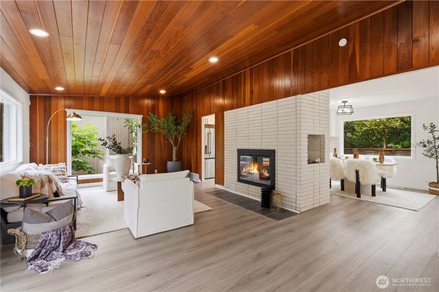 325 105th Ave SE, Bellevue, WA 98004