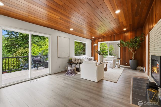 325 105th Ave SE, Bellevue, WA 98004