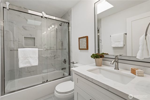 325 105th Ave SE, Bellevue, WA 98004