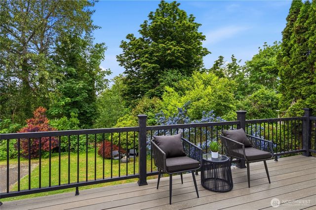 325 105th Ave SE, Bellevue, WA 98004