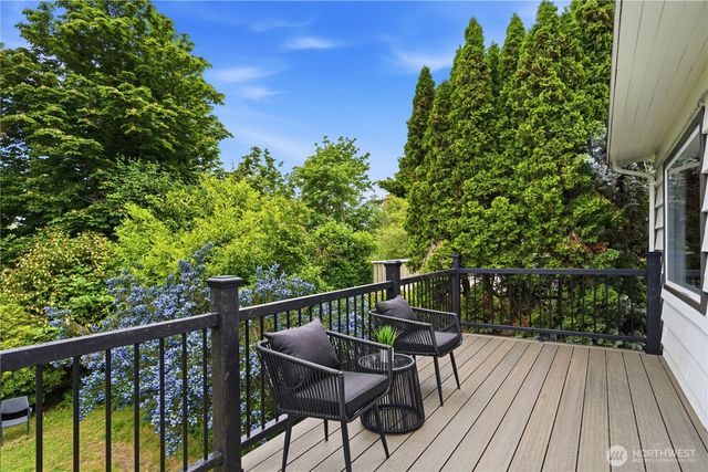 325 105th Ave SE, Bellevue, WA 98004