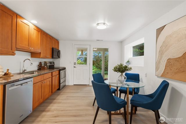 325 105th Ave SE, Bellevue, WA 98004