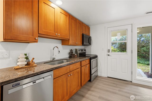 325 105th Ave SE, Bellevue, WA 98004