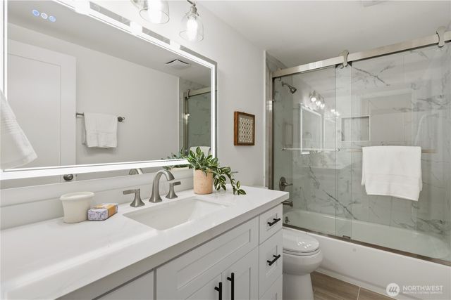 325 105th Ave SE, Bellevue, WA 98004