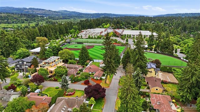 325 105th Ave SE, Bellevue, WA 98004