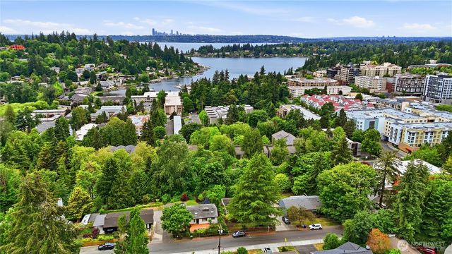 325 105th Ave SE, Bellevue, WA 98004