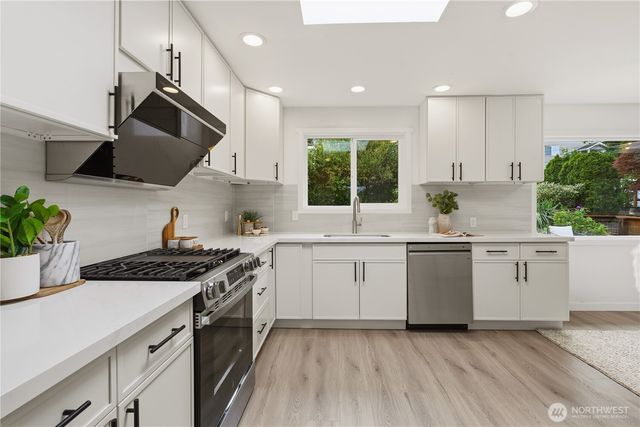 325 105th Ave SE, Bellevue, WA 98004