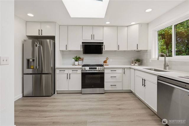 325 105th Ave SE, Bellevue, WA 98004
