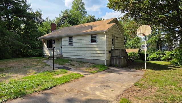 29 Whitcomb Ter, Weymouth, MA 02190