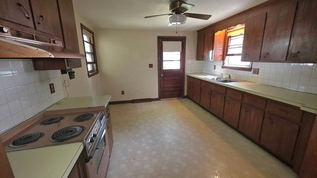 29 Whitcomb Ter, Weymouth, MA 02190