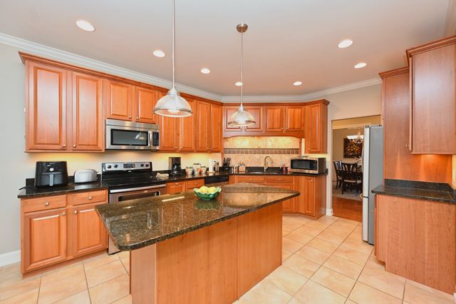 707 Farmington Dr, Lebanon, TN 37087