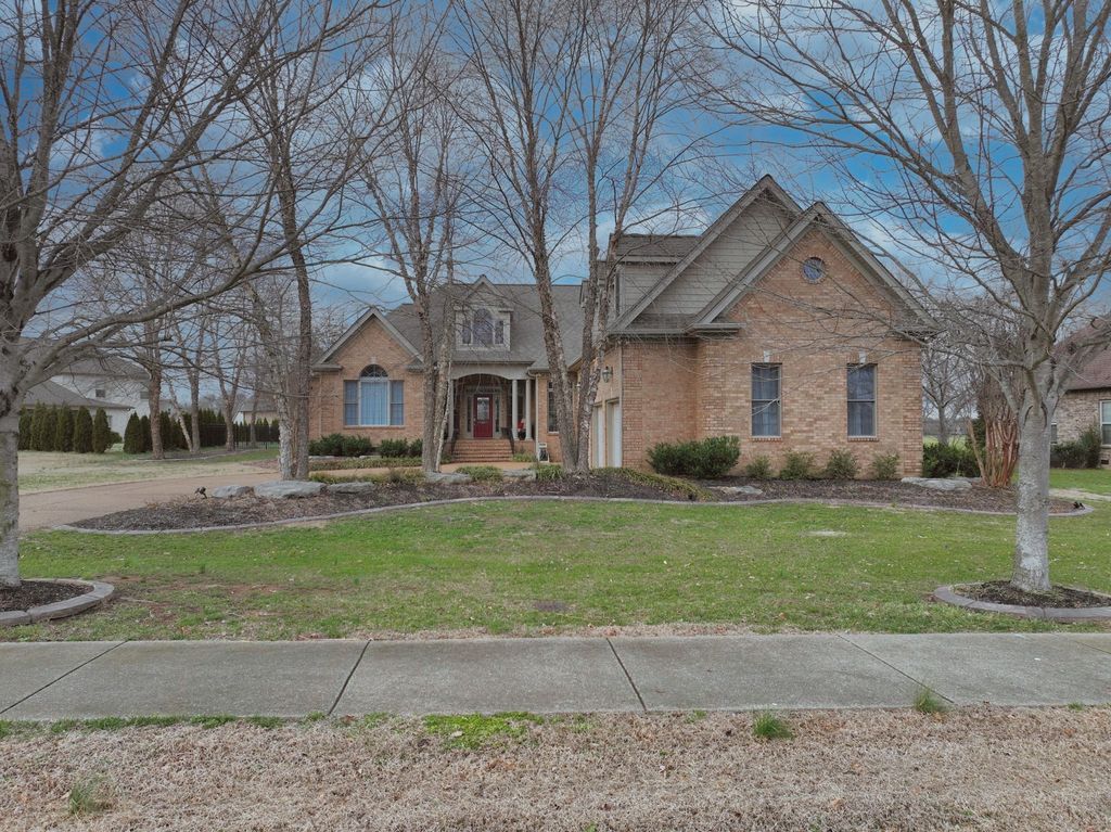 707 Farmington Dr, Lebanon, TN 37087