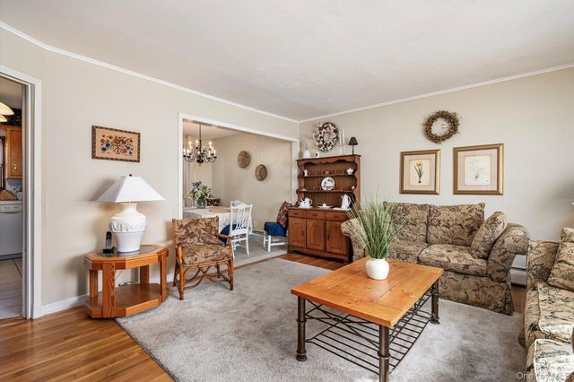 31 Walnut Avenue, South Farmingdale, NY 11735