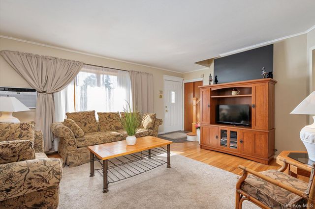 31 Walnut Avenue, South Farmingdale, NY 11735