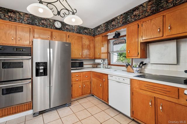 31 Walnut Avenue, South Farmingdale, NY 11735