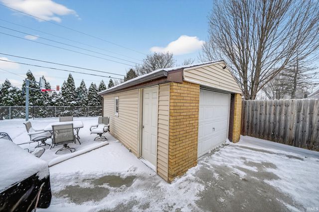 2716 Kettering Drive, South Bend, IN 46635