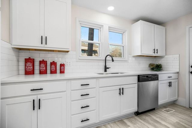 730 W College Street, Liberty, MO 64068