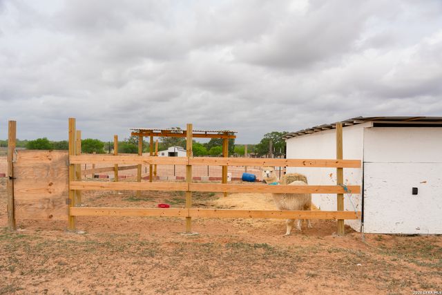 2948 FM 1922, Floresville, TX 78114