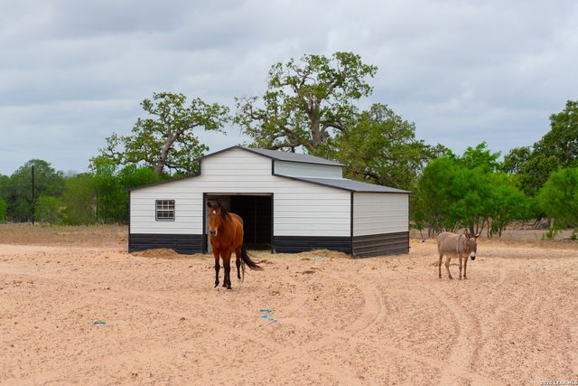 2948 FM 1922, Floresville, TX 78114
