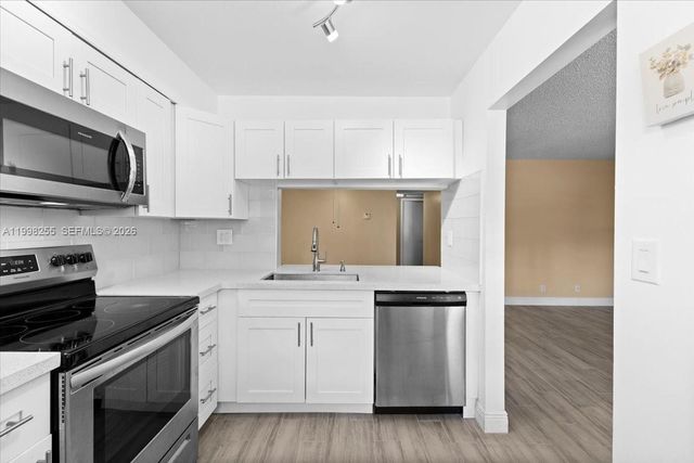 3047 N Oakland Forest Dr 204, Oakland Park, FL 33309