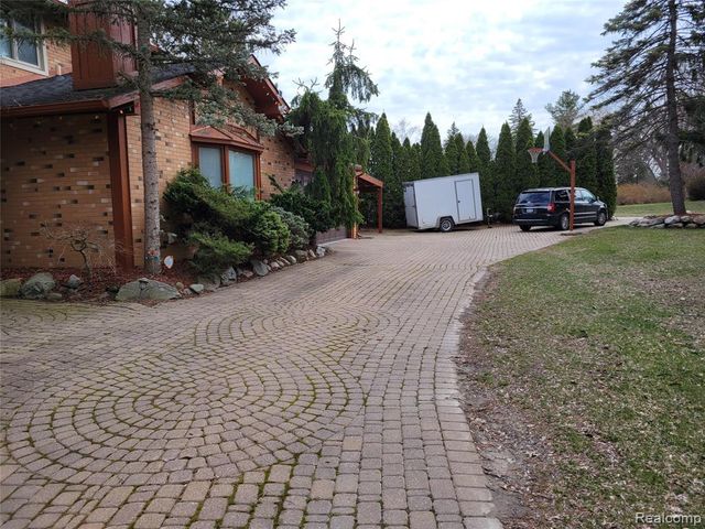 5549 Perrytown Drive, West Bloomfield, MI 48322