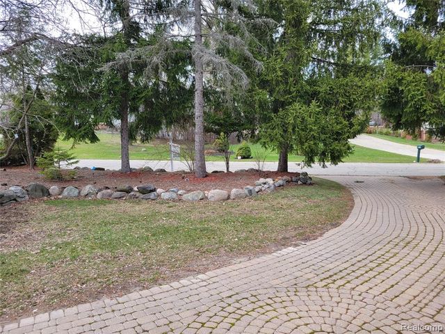5549 Perrytown Drive, West Bloomfield, MI 48322