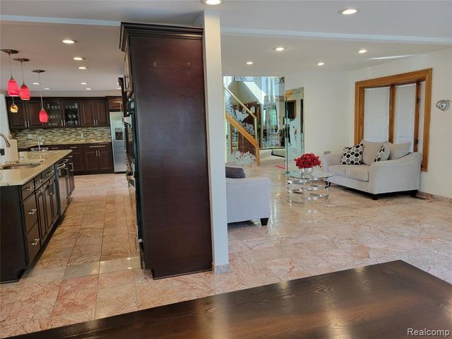5549 Perrytown Drive, West Bloomfield, MI 48322