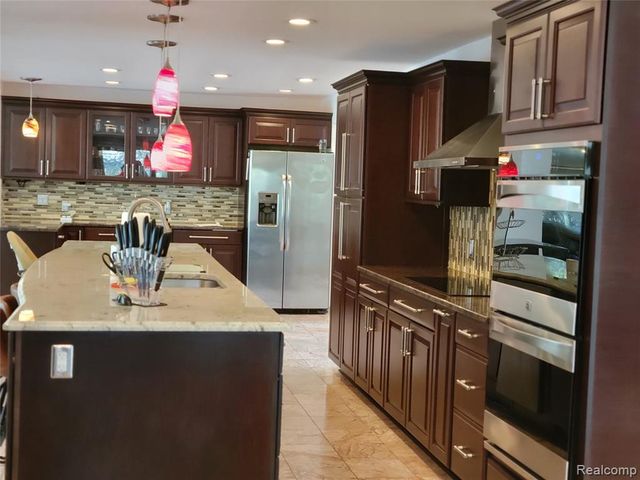 5549 Perrytown Drive, West Bloomfield, MI 48322